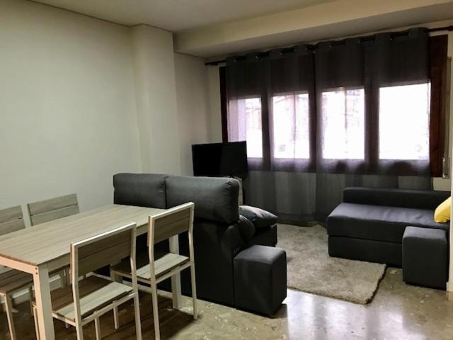 Apartament Encantador Al Centre De Vic Aptgarbi Екстериор снимка